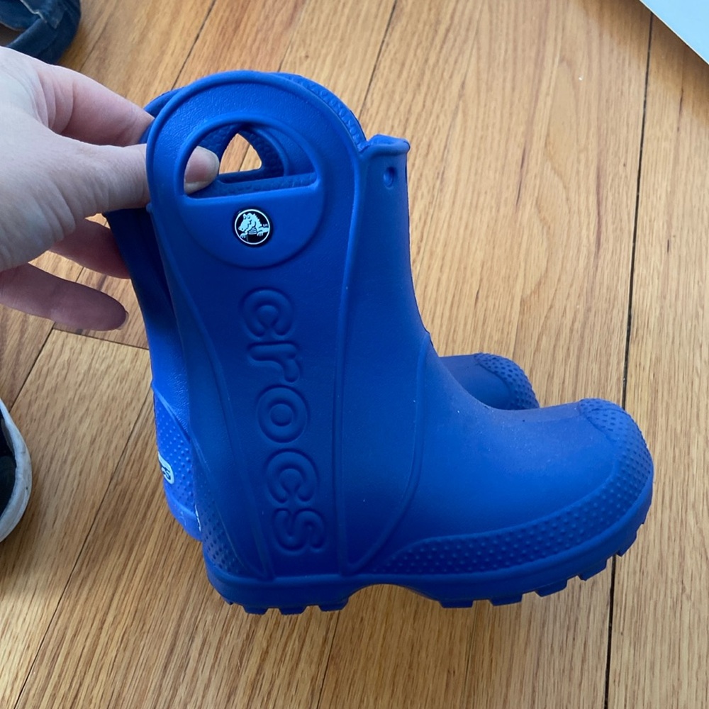 Crocs boys rain boots in blue